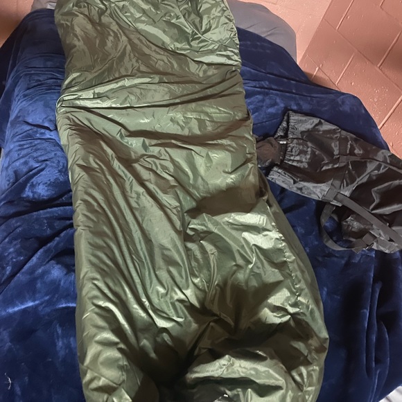Below freezing sleeping bag, used but great condition - Picture 4 of 4